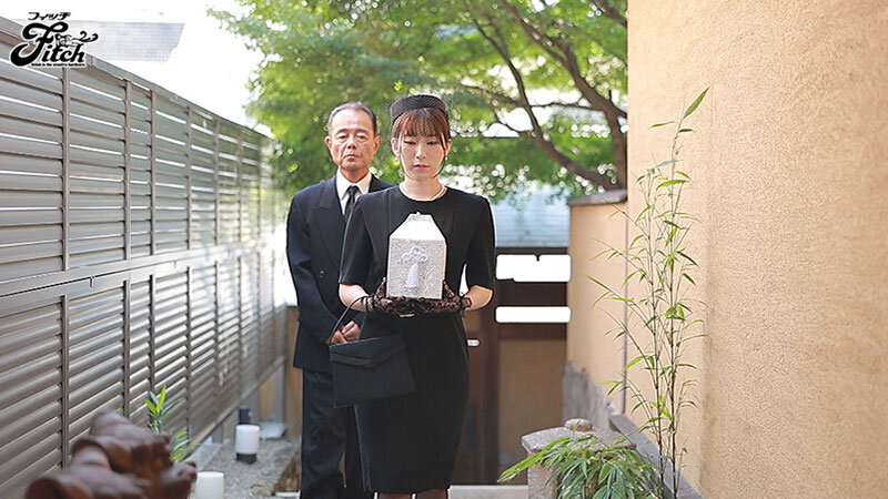 麻縄調教！美白の巨乳未亡人を縛り上げる油緊縛 宝田もなみのサンプル画像1